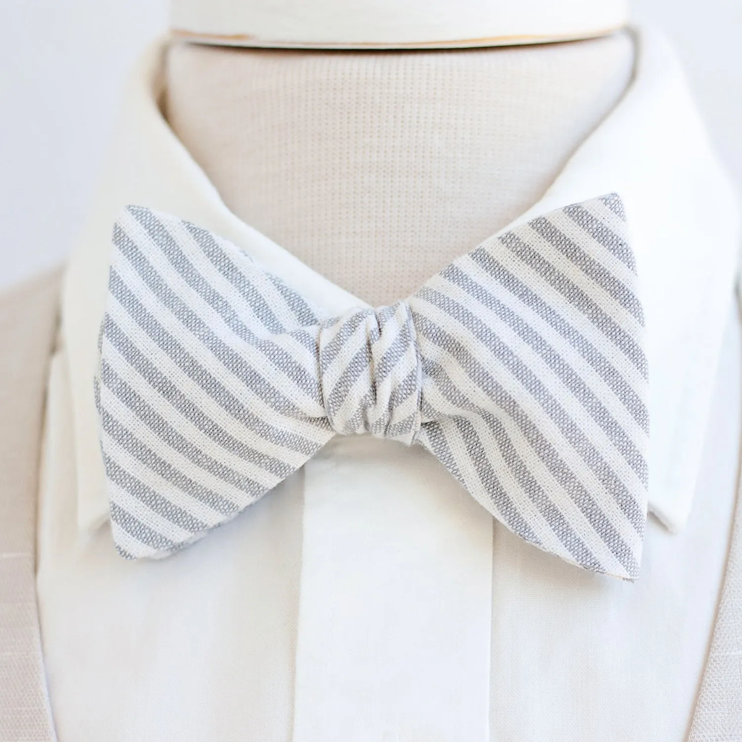 Men's Freestyle Self-Tie Bow Tie / Gray Linen Stripe