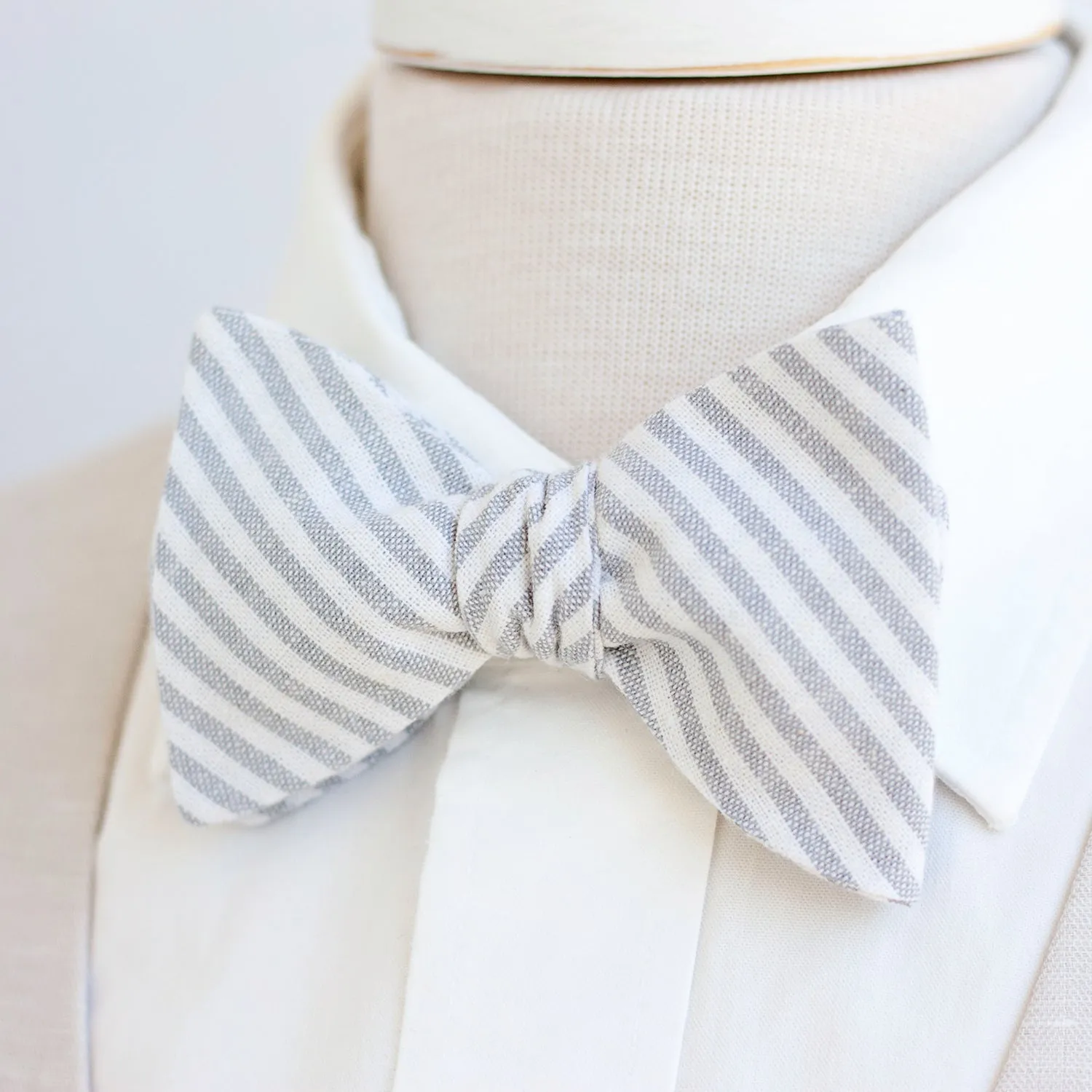 Men's Freestyle Self-Tie Bow Tie / Gray Linen Stripe